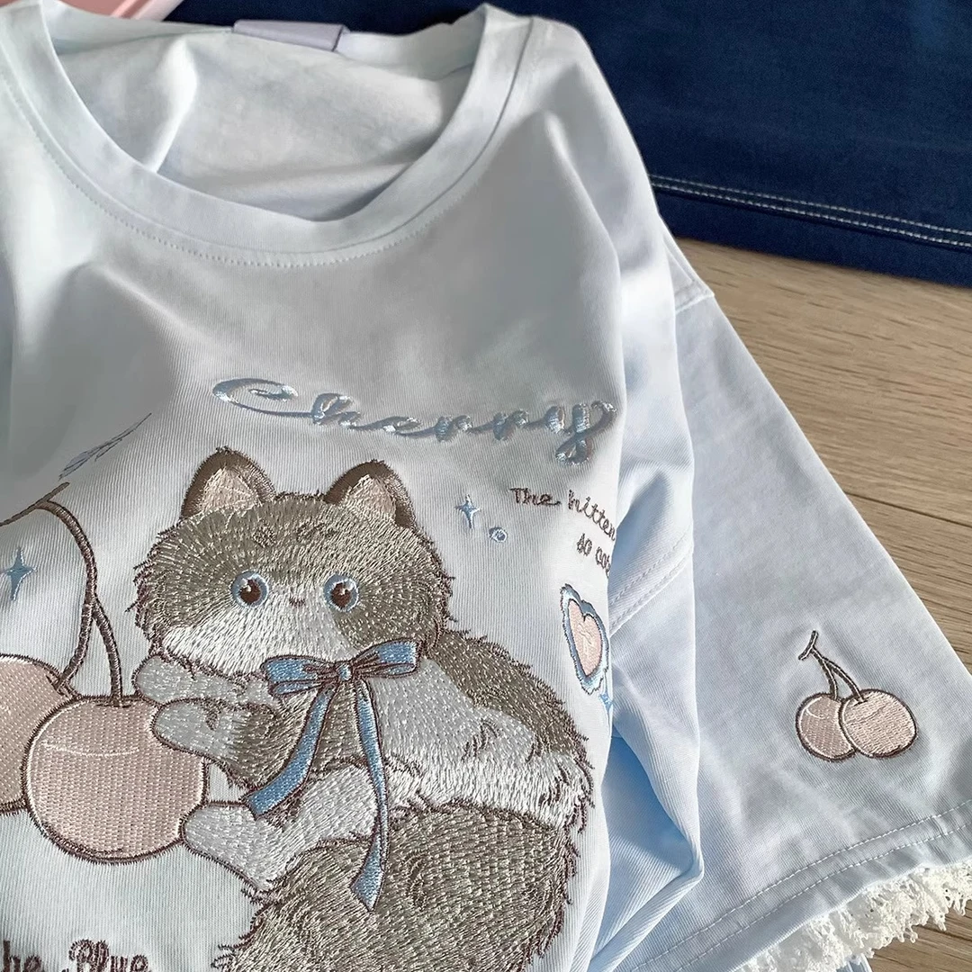 大码300斤日系卡通樱桃猫咪刺绣短袖纯棉T恤女2025新款休闲风上衣