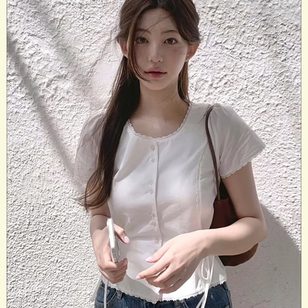 韩里韩气的穿搭独特漂亮掐腰上衣法式短款白色蕾丝边短袖衬衫女夏