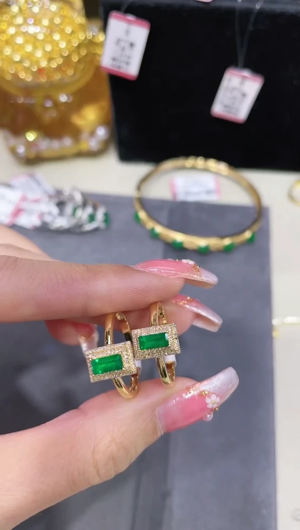 18K金镶嵌祖母绿戒指 多样性发其一