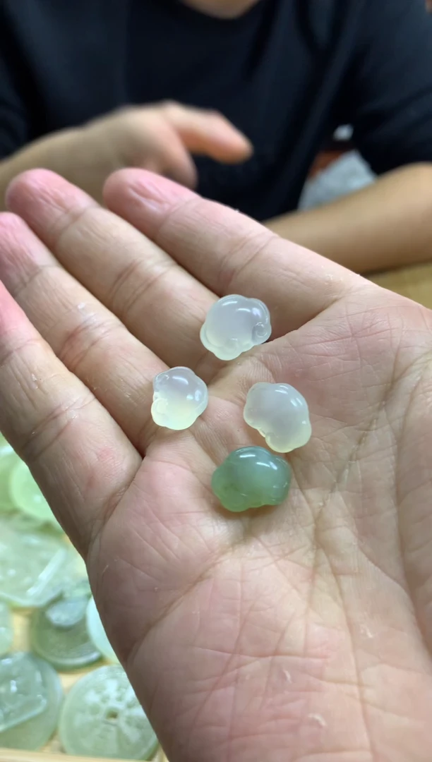 未镶嵌蛇纹石玉吊坠18