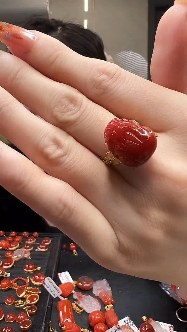 18K金镶嵌戒指南红玛瑙原矿