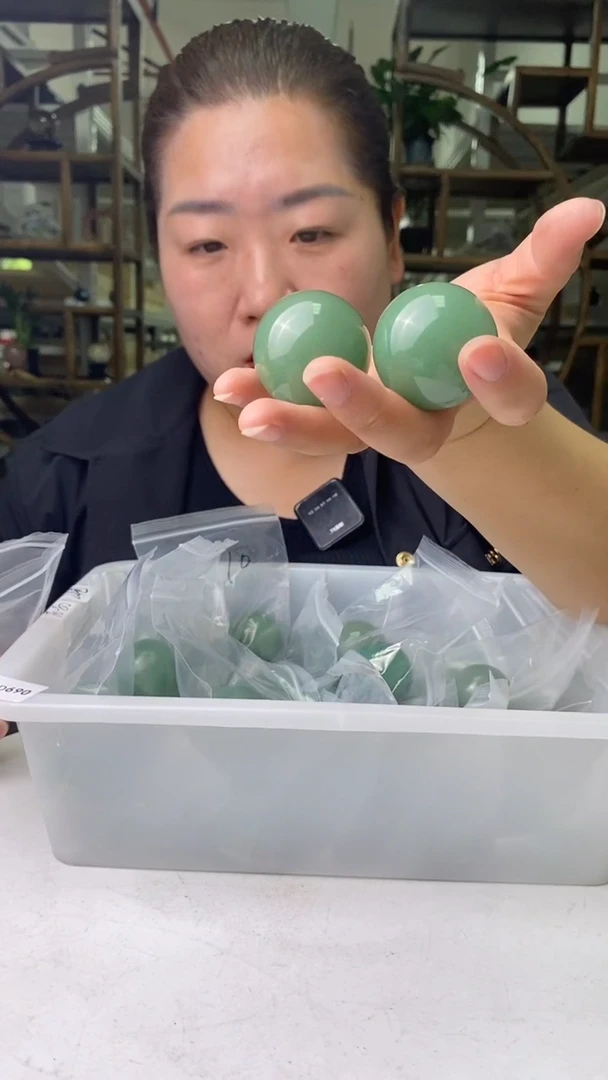 水晶珠宝半成品未镶嵌绿东陵球（2）个球D690多样性发其一