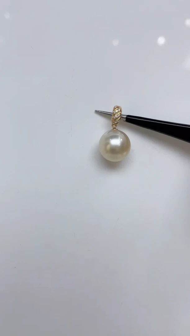 18K金镶嵌海水珍珠颈饰