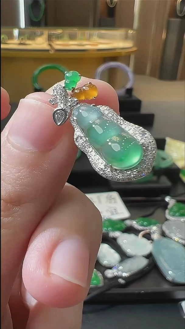 颈饰18K金镶嵌翡翠天然A货翡翠