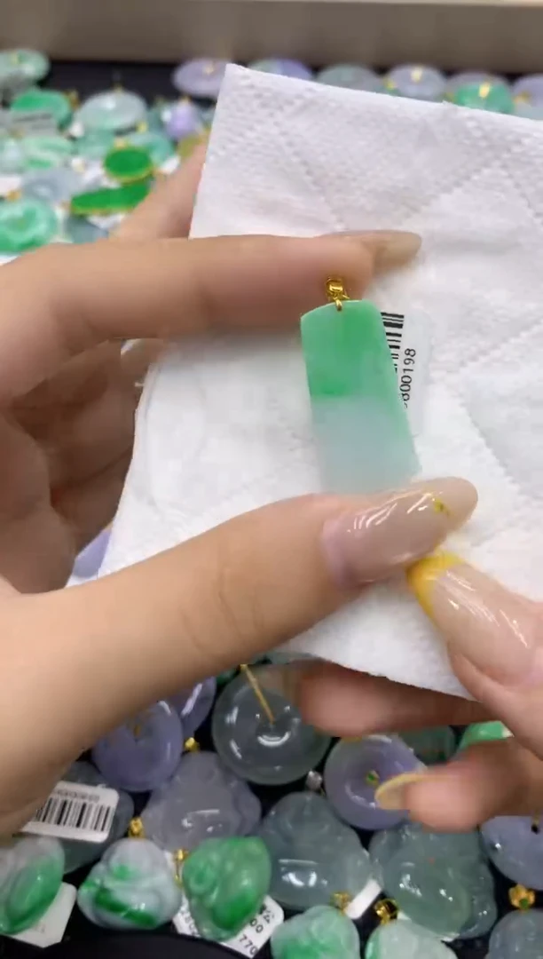 颈饰18K金镶嵌翡翠天然缅甸翡翠A货