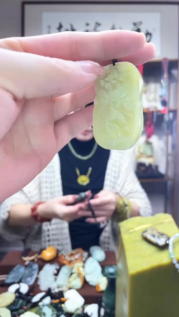 未镶嵌岫玉吊坠··