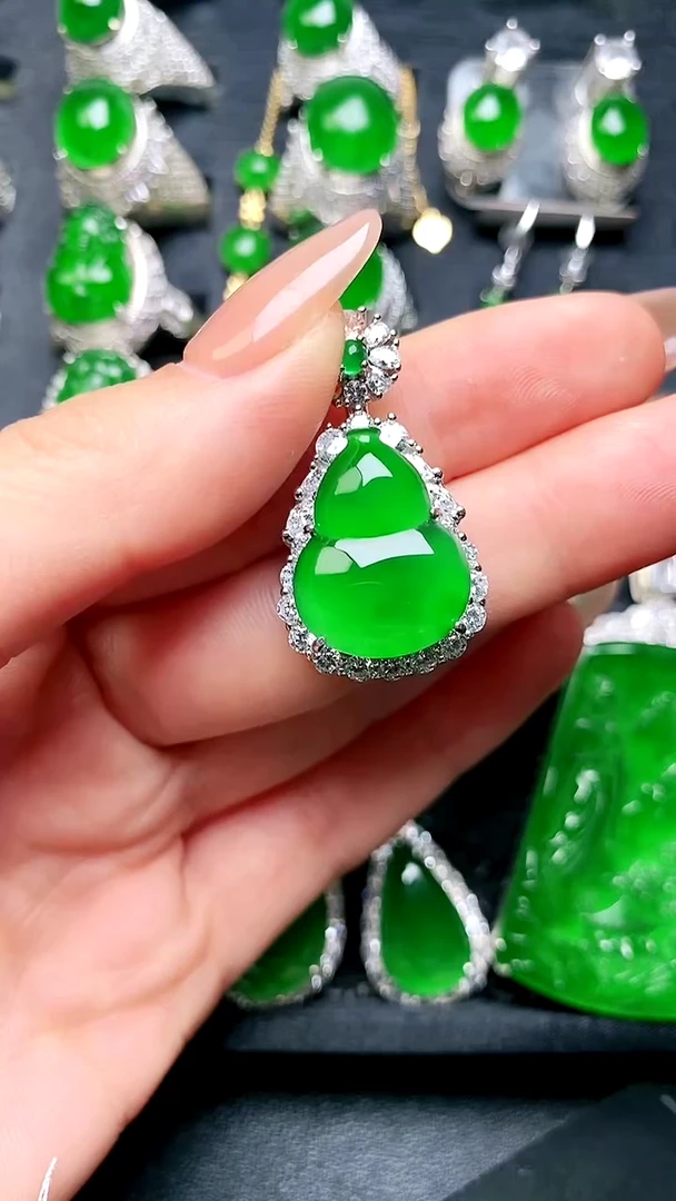 【闪购商品】翡翠吊坠(赠链)未镶嵌葫芦吊坠