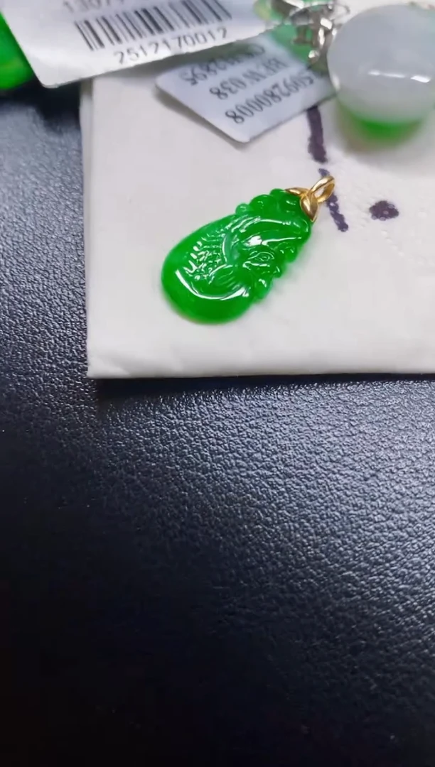 颈饰18K金镶嵌翡翠吊坠