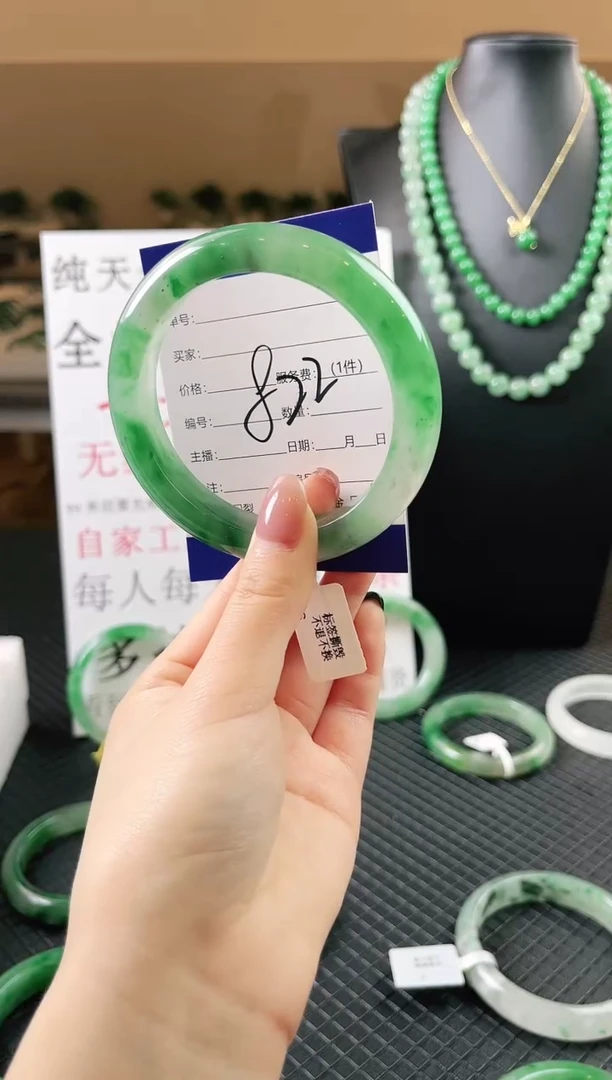 未镶嵌手镯石英质玉（非洲翠）微瑕一经发货运费不退介意勿拍