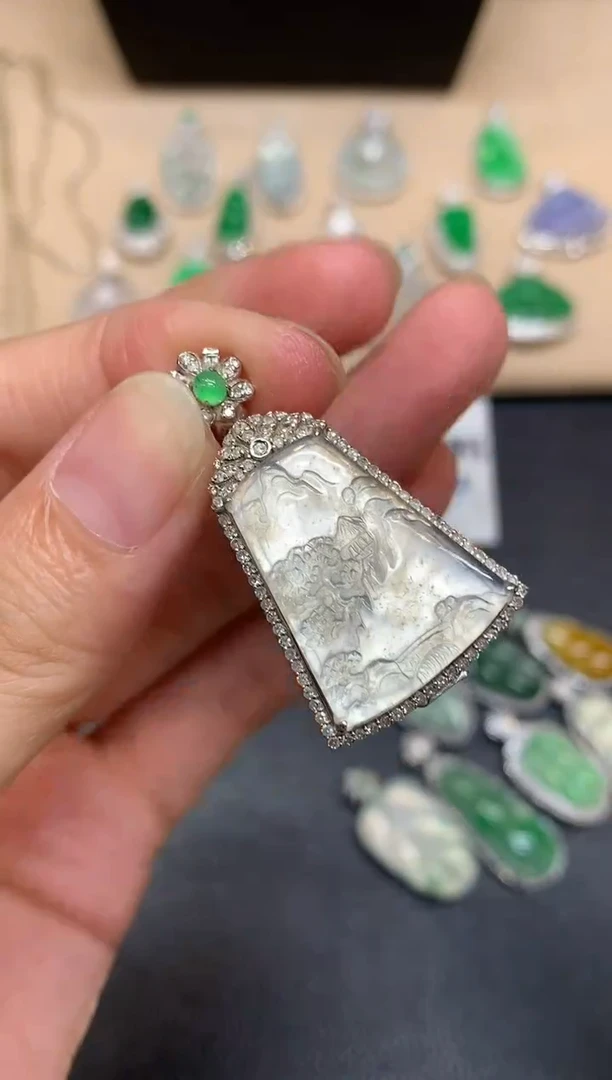 颈饰18K金镶嵌翡翠山水【无服务费