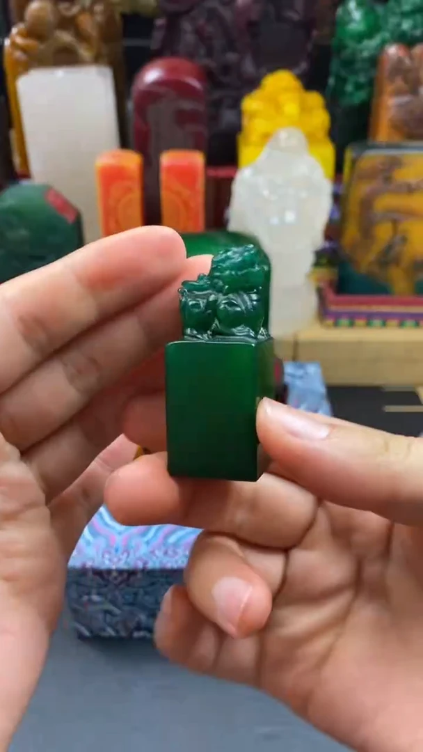 寿山石印石雅安绿兽扭素章