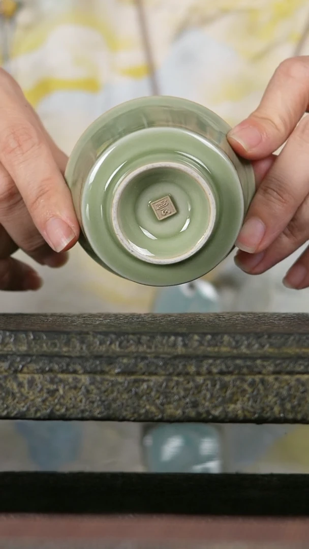 龙泉青瓷芭蕉纹马蹄杯