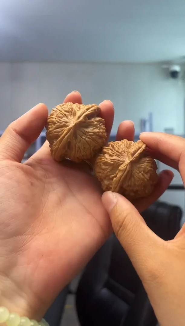 猴头核桃把件闷白狮子头