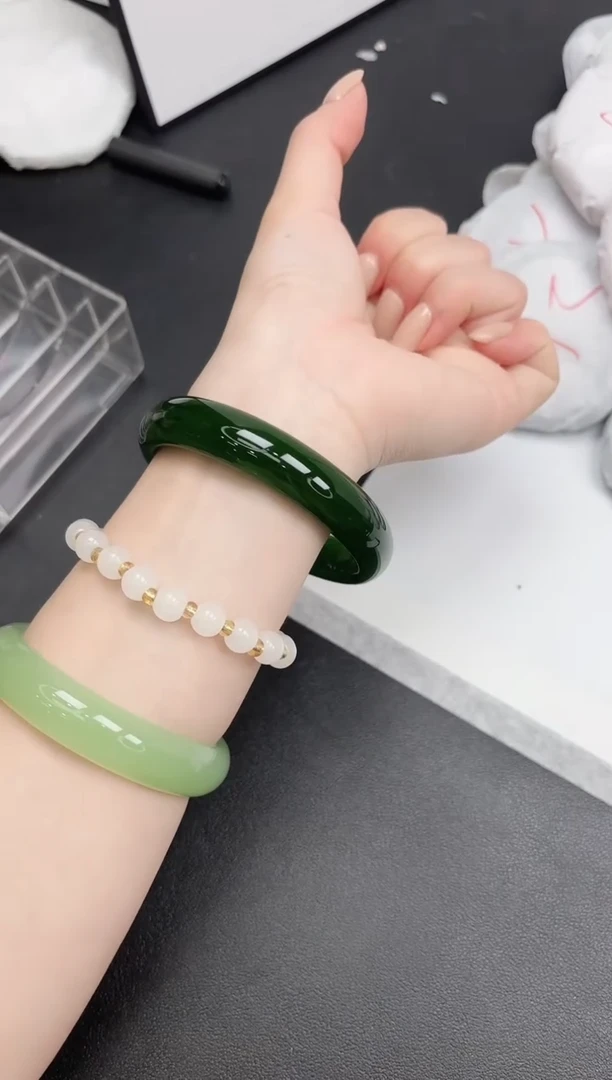 未镶嵌手镯石英质玉84/58.4