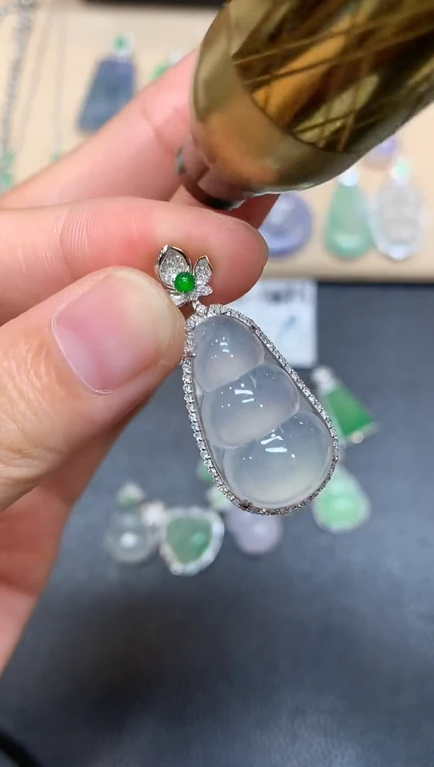 颈饰18K金镶嵌翡翠福豆【无服务费