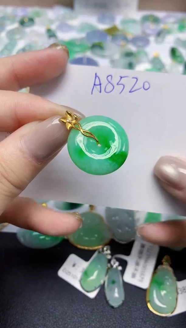 颈饰18K金镶嵌翡翠天然缅甸翡翠A货翡翠百元以上9元证书费自理