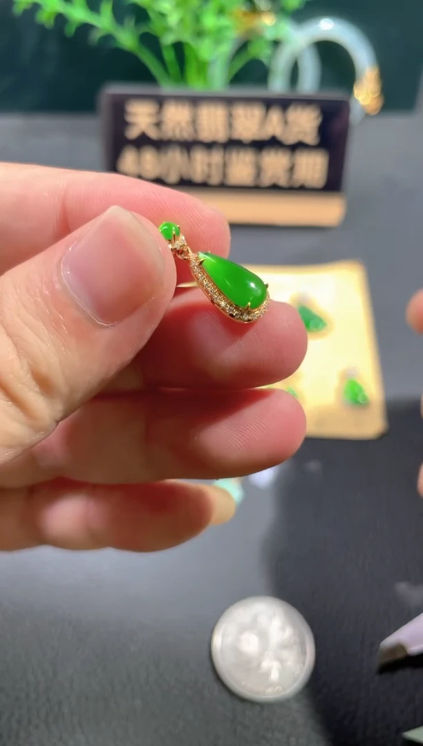 翡翠18K金镶嵌颈饰翡翠