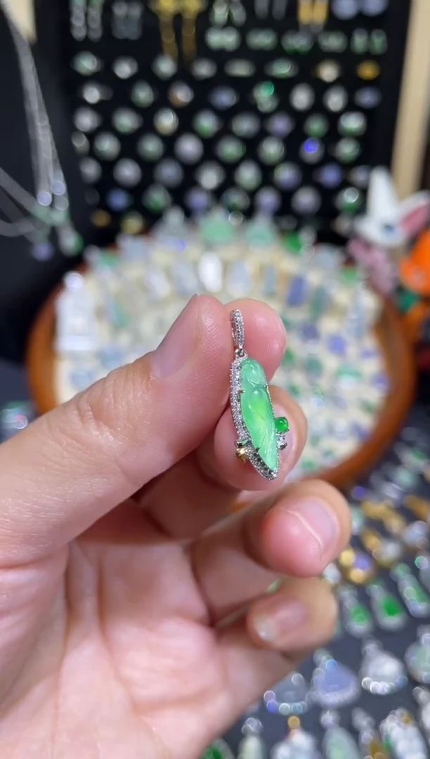 颈饰18K金镶嵌翡翠玻璃种木那鹦鹉吊坠