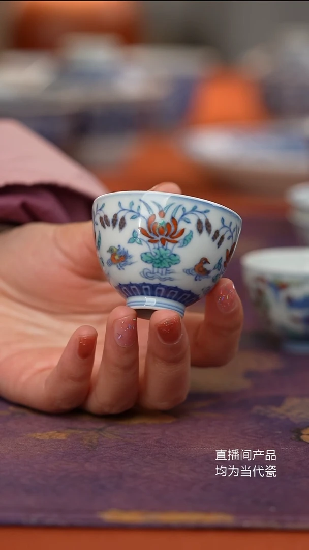 源明青忆斗彩满池娇小杯