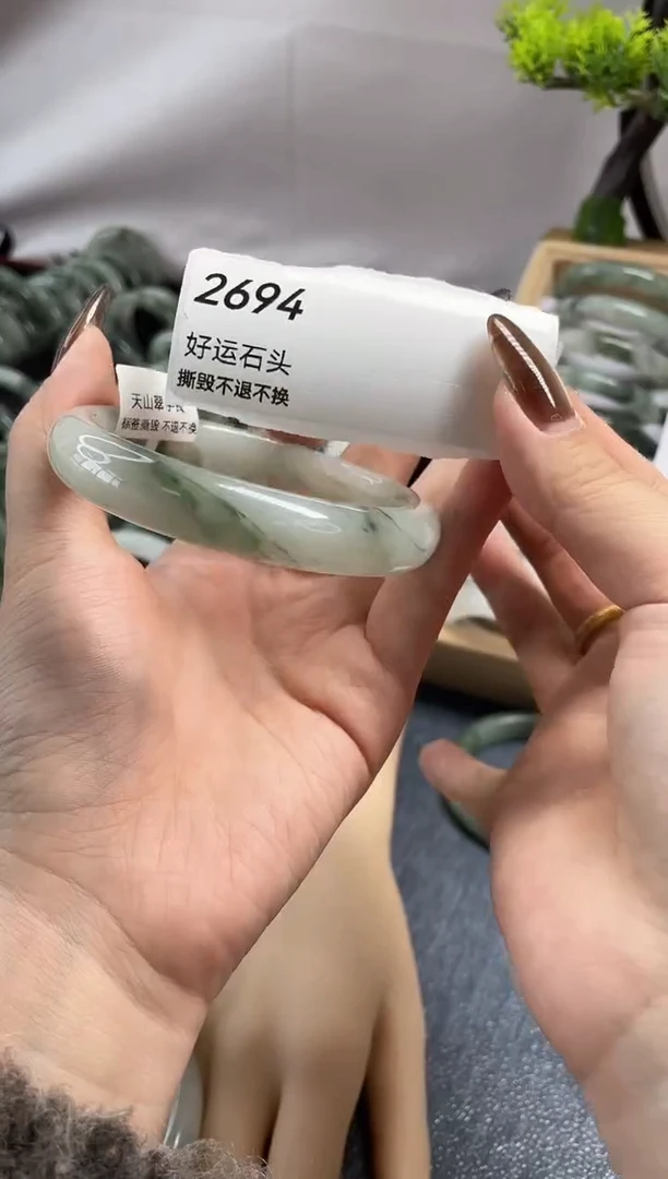 未镶嵌手镯石英质玉微瑕2694