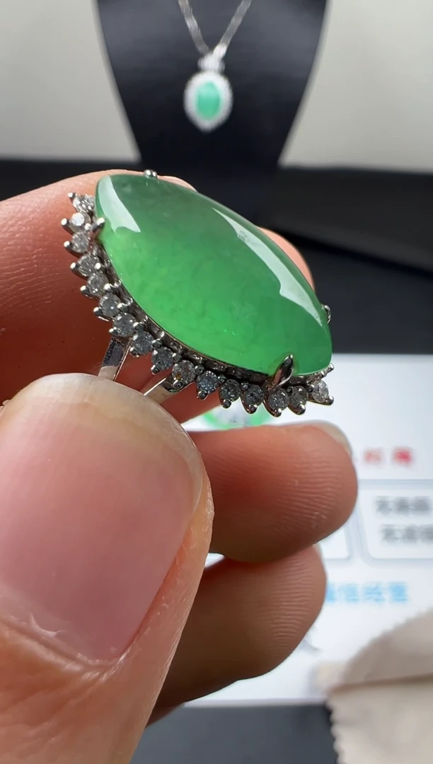 18K金镶嵌戒指翡翠天然A货翡翠