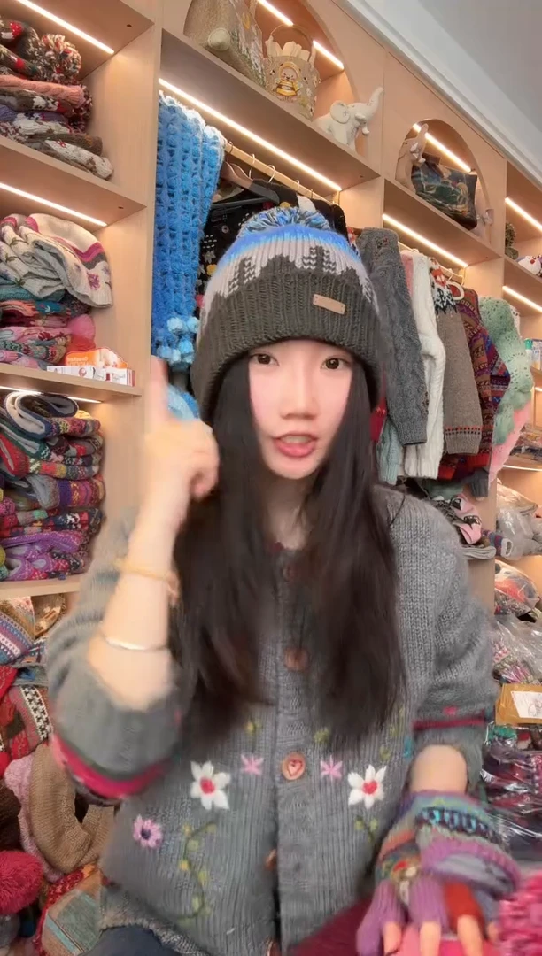 羊毛美利奴灰蓝色小树翻遍