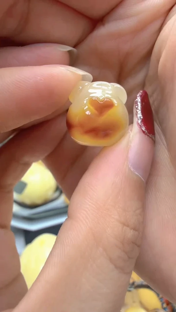 未镶嵌琥珀裸石如图