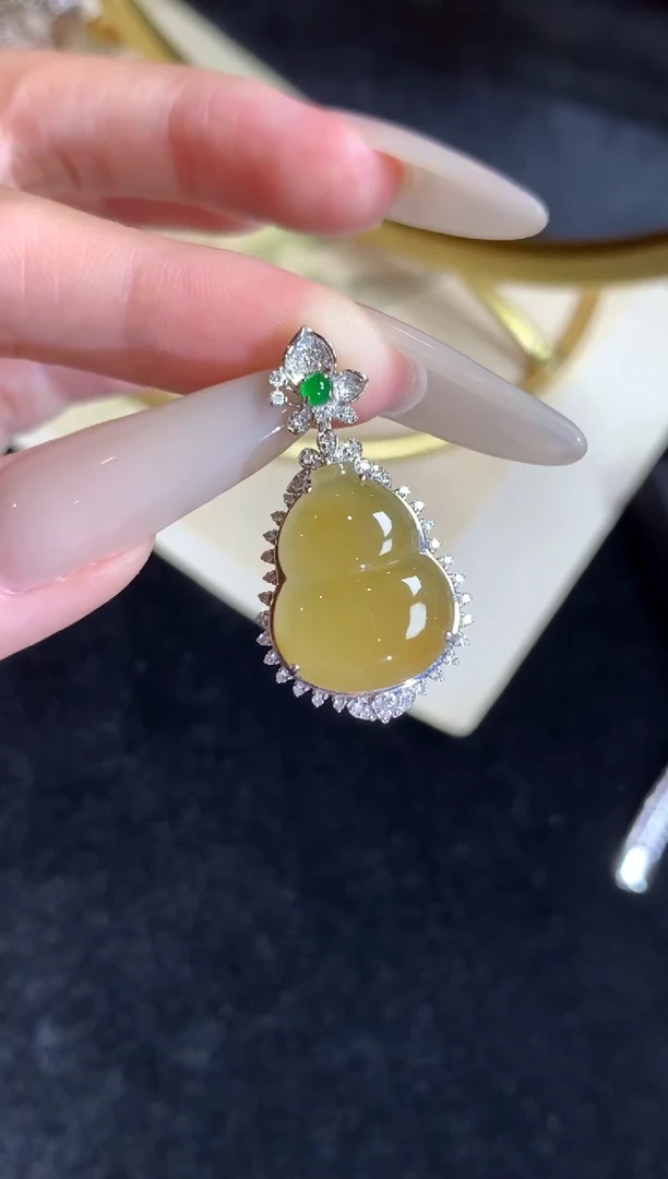 翡翠18K金镶嵌颈饰翡翠葫芦