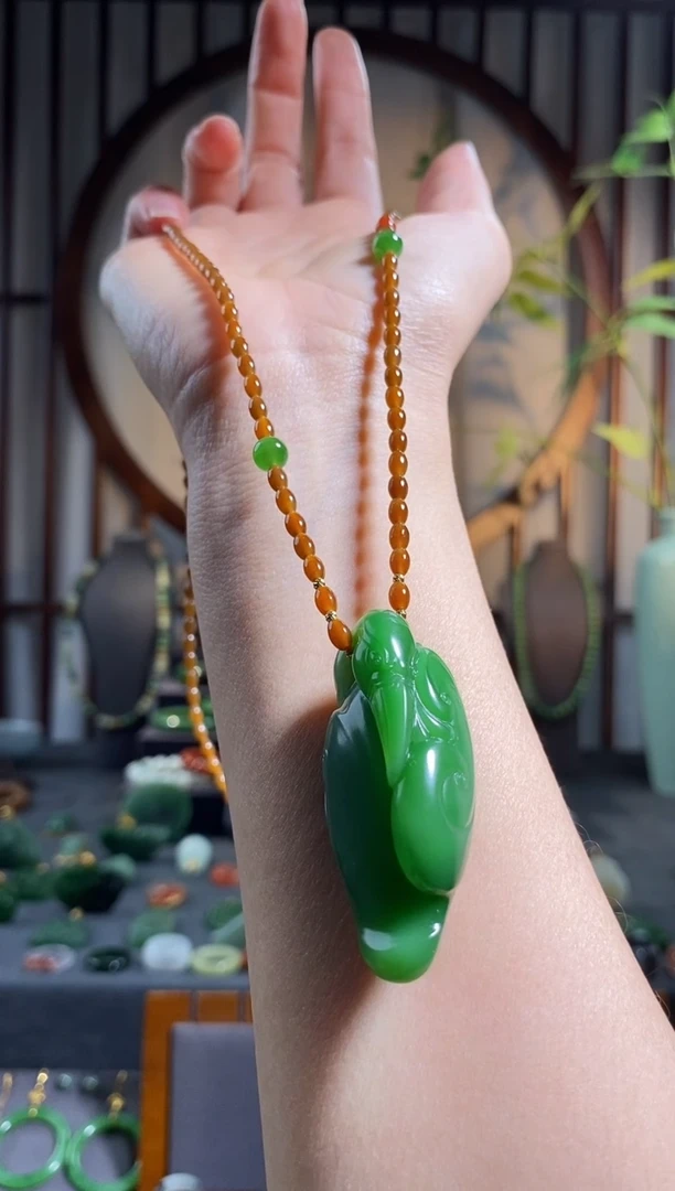 颈饰未镶嵌和田玉，一路（鹭）如意（灵芝），多米多福