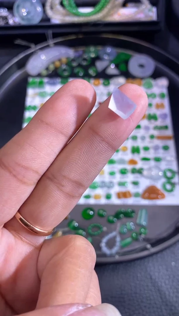 未镶嵌挂件翡翠切割