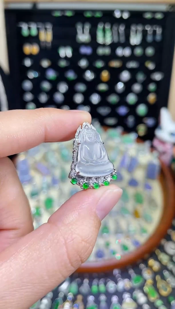 颈饰18K金镶嵌翡翠玻璃种小观音吊坠