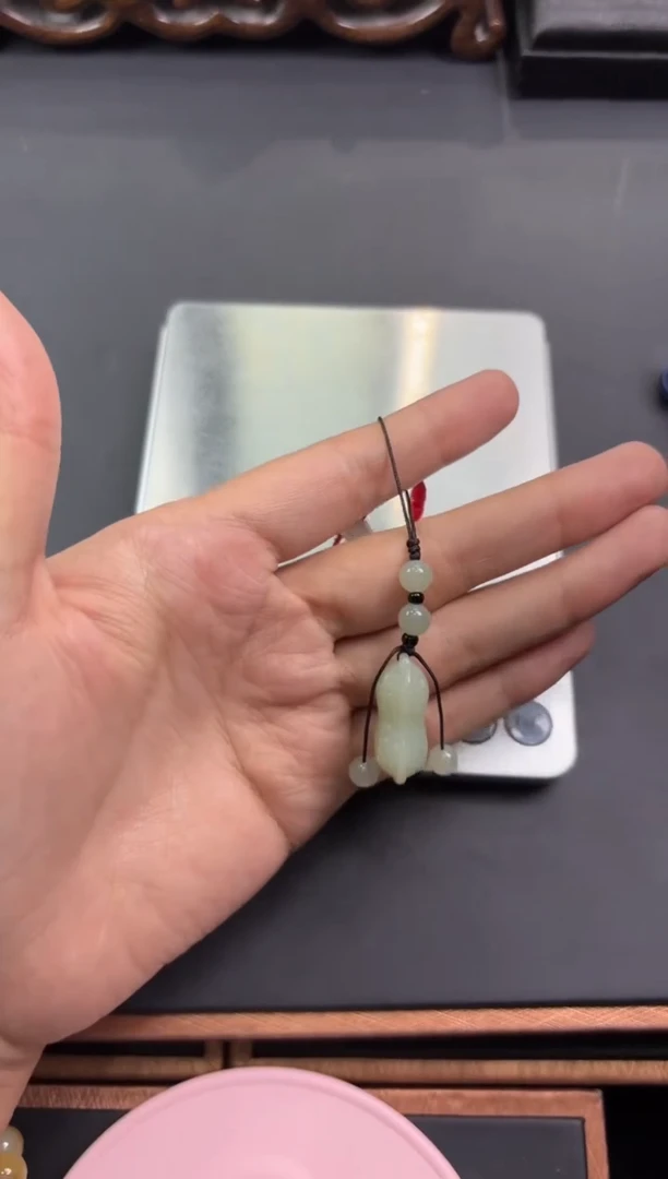 【闪购商品】和田玉吊坠(赠链)未镶嵌且末微色差近矿吊坠多样性发货