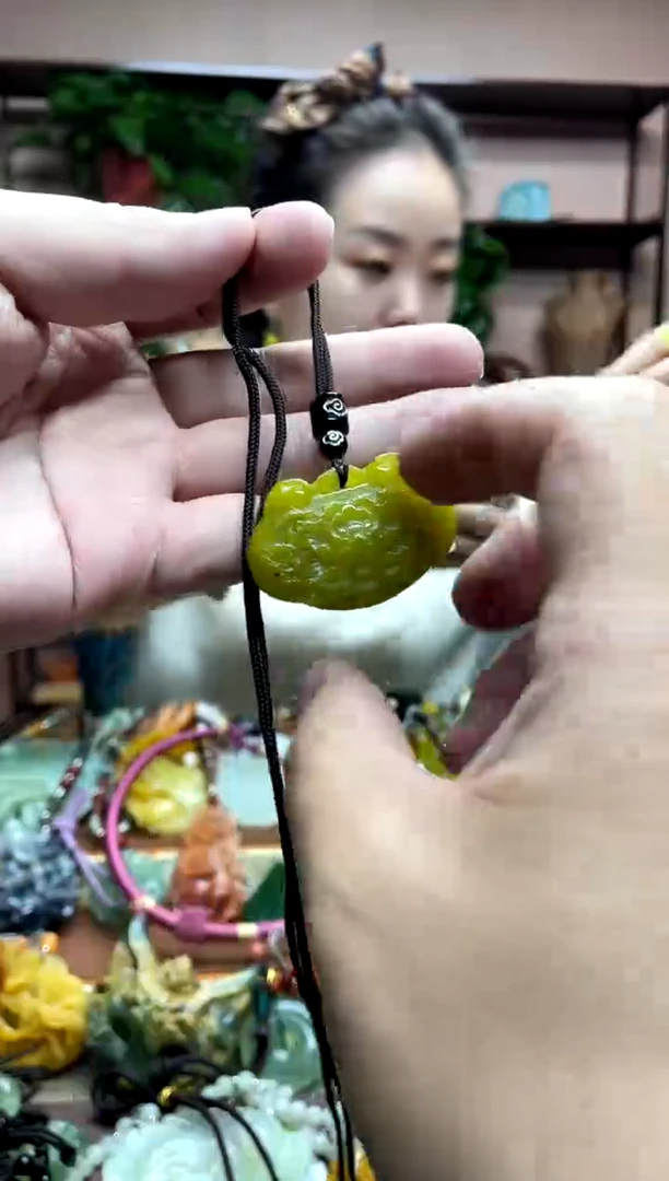 未镶嵌岫玉颈饰·