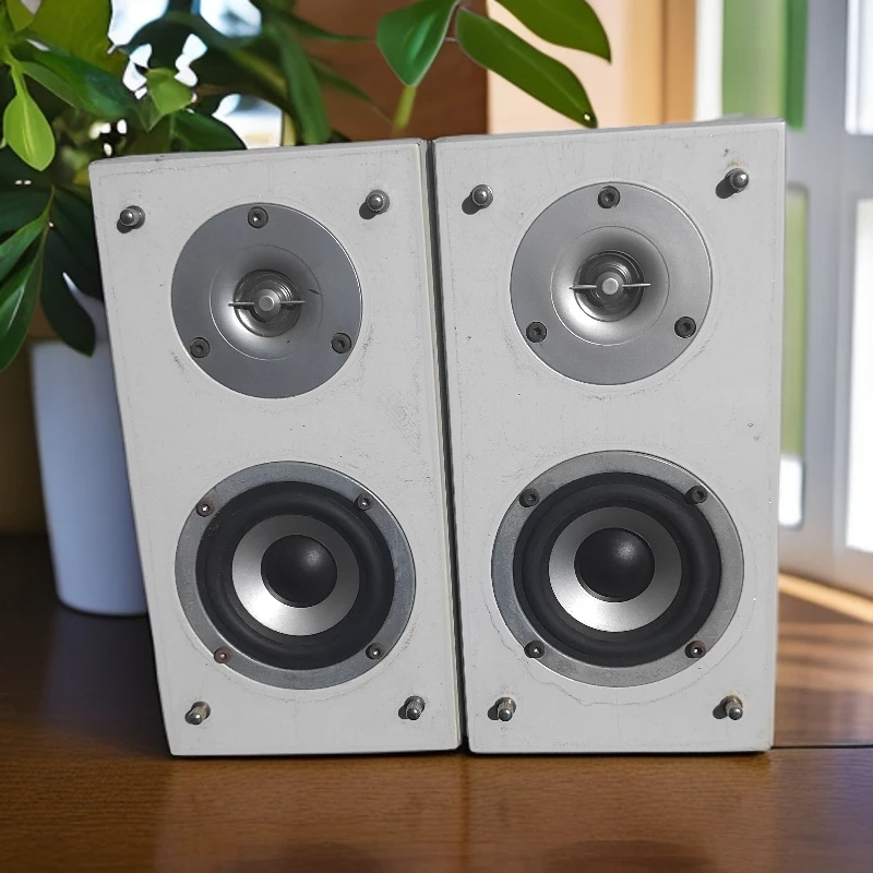 8新  不包邮，小音箱一对，运费到付