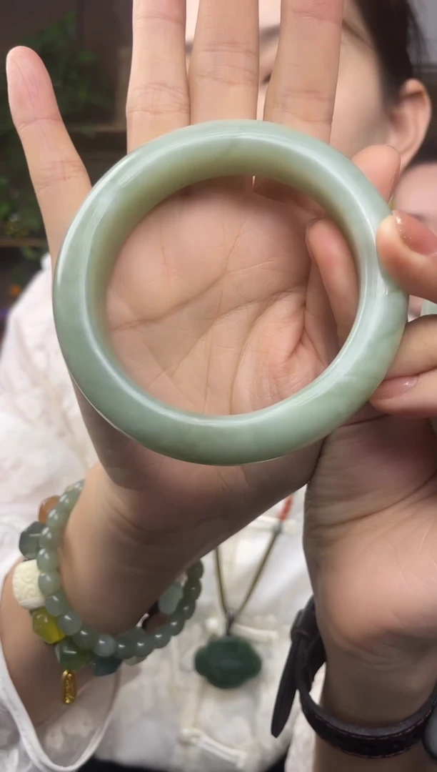 未镶嵌岫玉手镯1