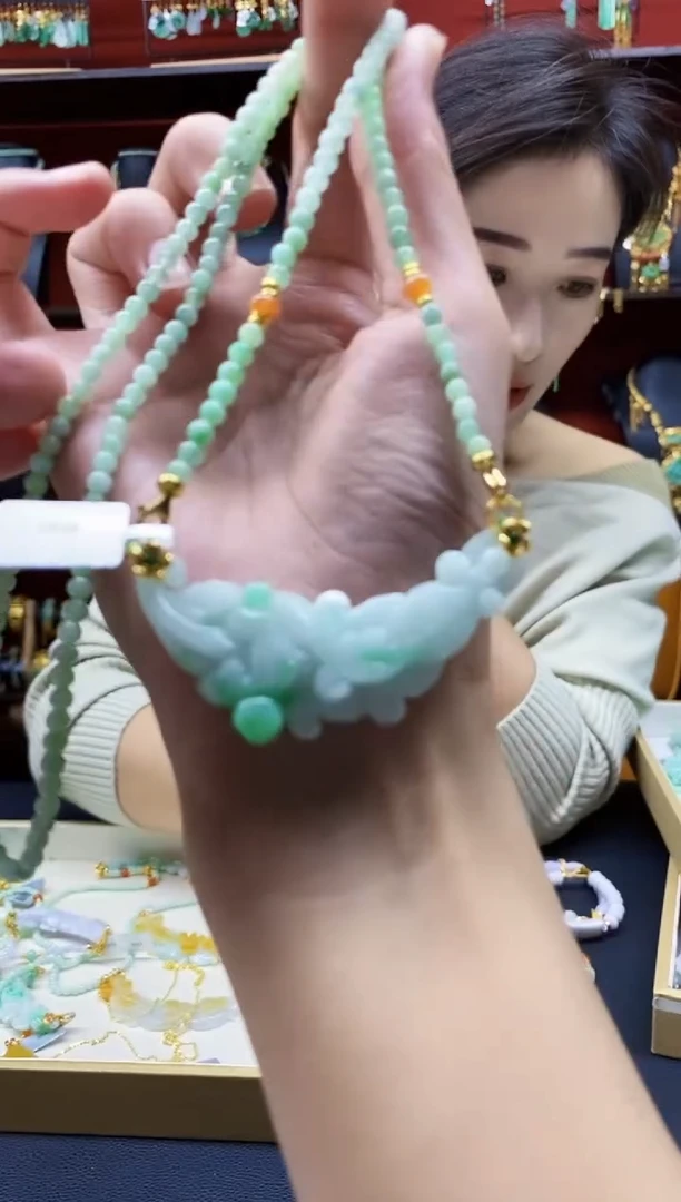 颈饰未镶嵌翡翠吊坠