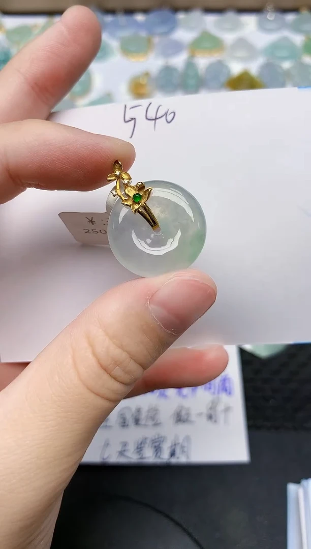 翡翠18K金镶嵌颈饰天然翡翠A货