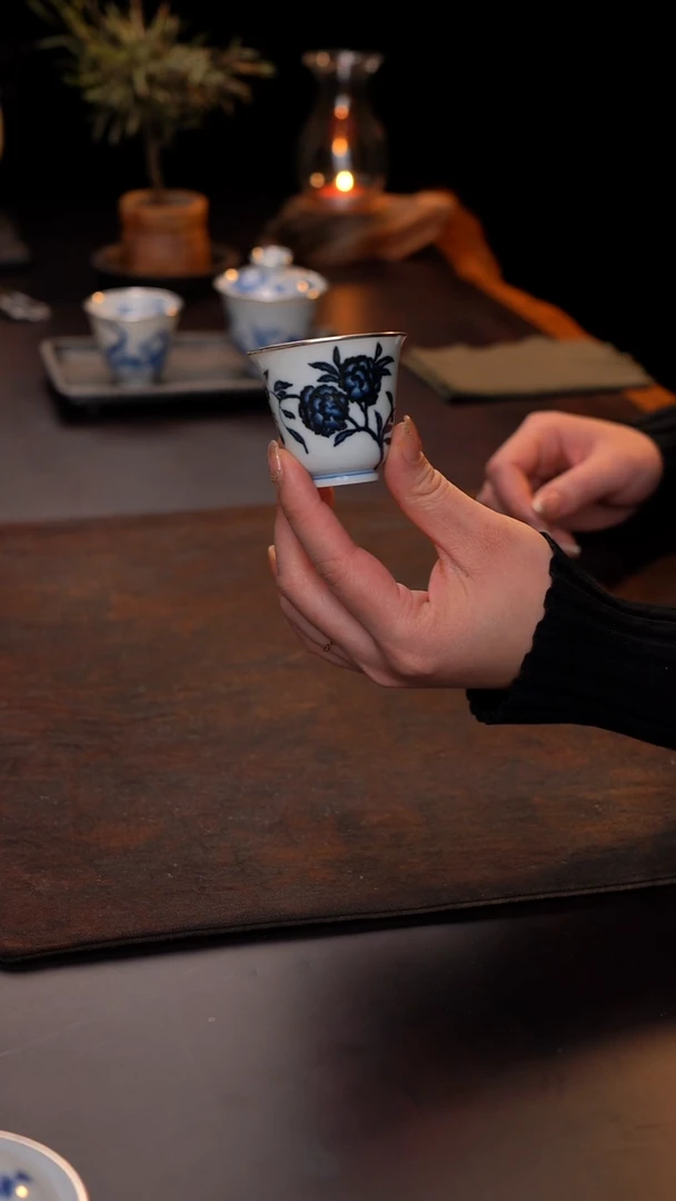 景德镇仿明青花手绘山茶花主人杯