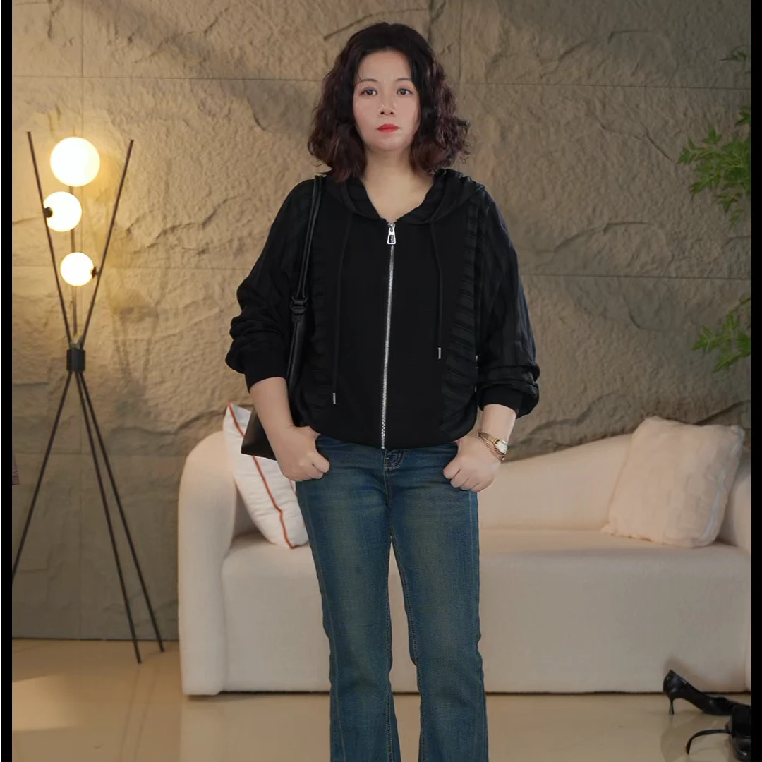 2025春夏必备黑色连帽拉链女上衣别致褶纹装休闲又不失个性169