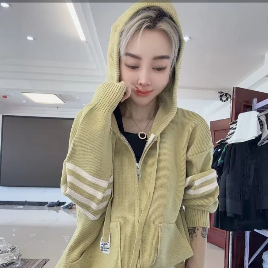 潮流款豆绿色四杠连帽大兜毛衣