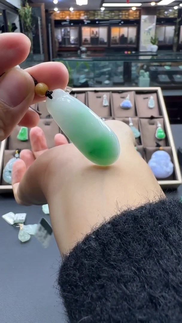 颈饰未镶嵌翡翠福瓜