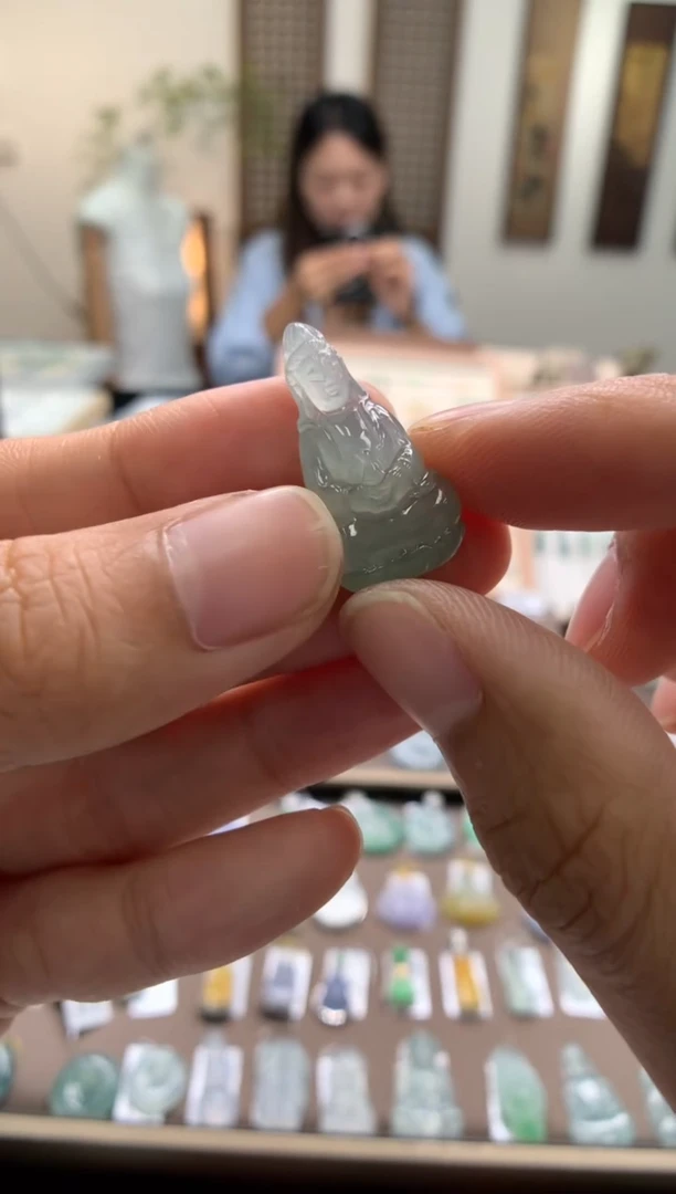 翡翠未镶嵌颈饰观音