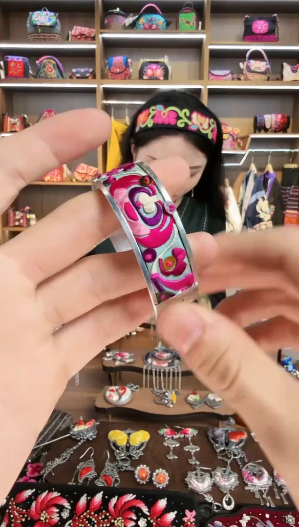 【闪购商品】织绣234蒙阿苏苗绣传承