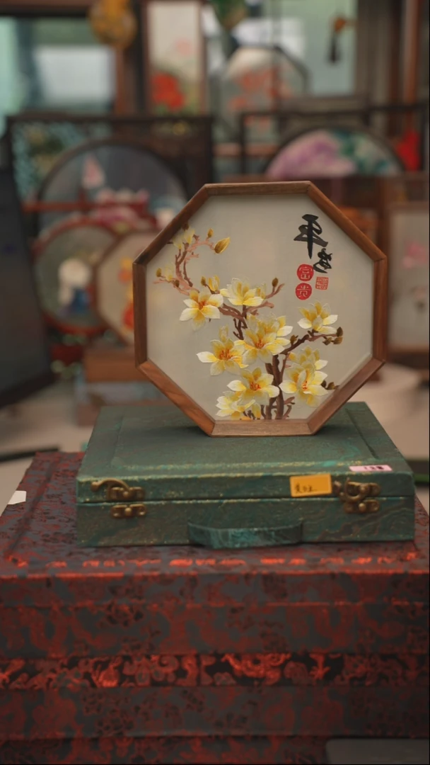 扇子苏绣双面绣八角台屏胡桃木框大号20CM