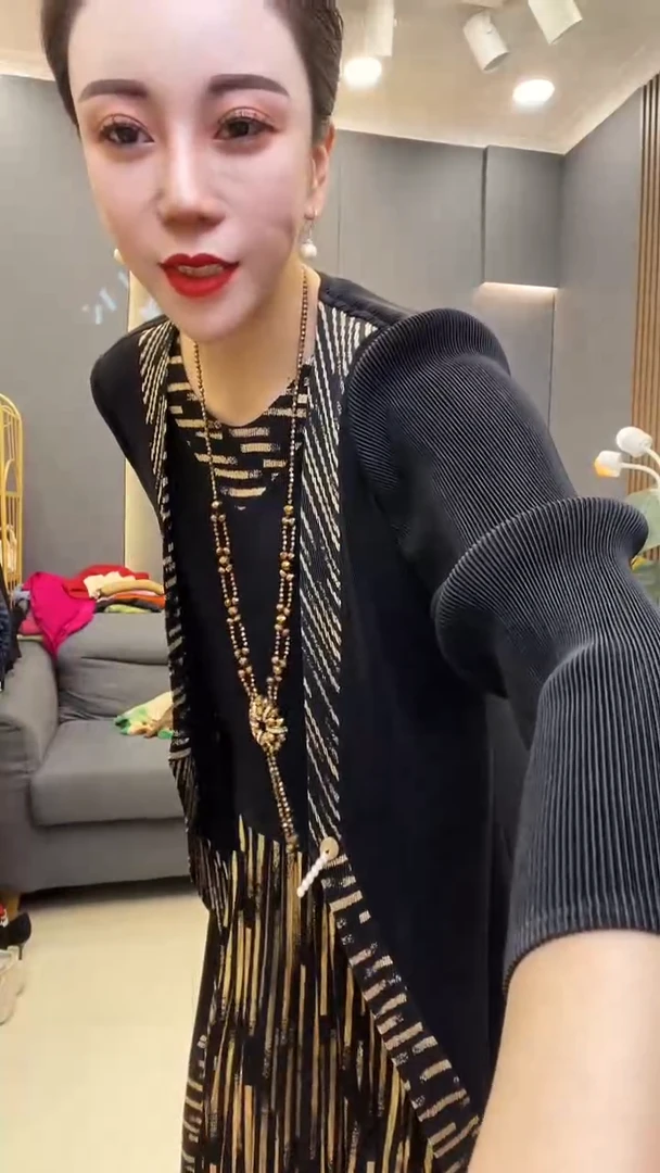 聚酯纤维（涤纶）黑色  金边裙