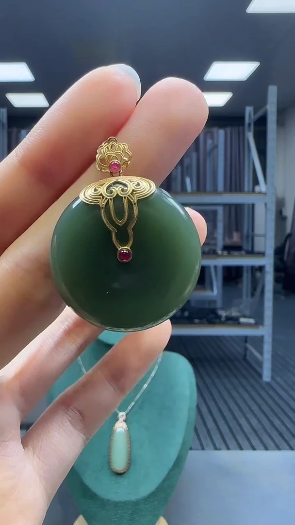 18K金镶嵌和田玉挂件1