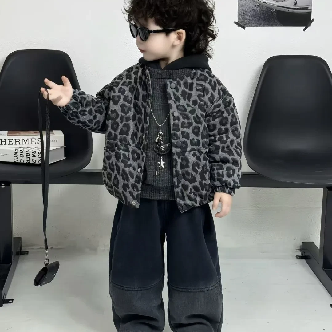 男童2025秋冬新款加绒豹纹洋气外套针织帽衫时髦牛仔裤潮三件