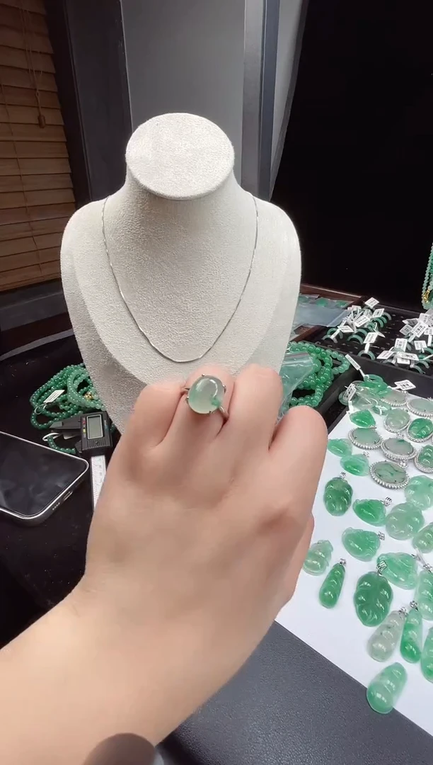 颈饰未镶嵌石英质玉（非洲翠）蛋面戒指18.745