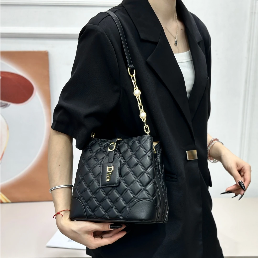 香港品牌正品真皮小香风高级菱格水桶包洋气百搭单肩腋下包斜挎女