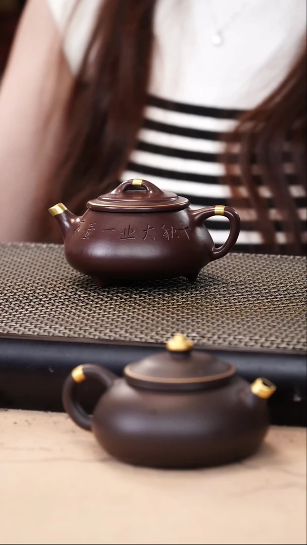 茶壶紫砂四号井茄皮紫泥描金刻绘逸瓢150cc